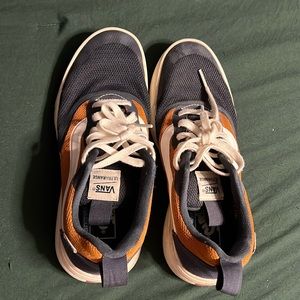 Women’s 8.5 vans athletic shoe. Worn twice. Just not my style.